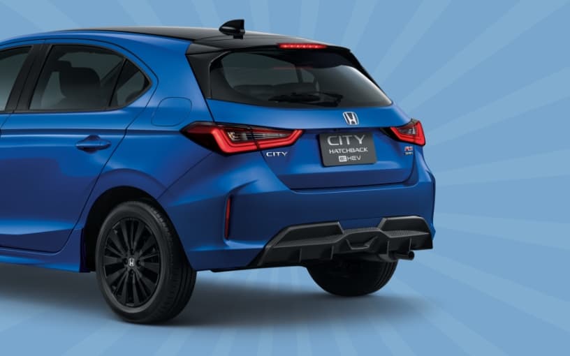 It has a black, two-tone roof, rear spoiler, rear bumper with RS sport design, and is equipped with LED taillights. 